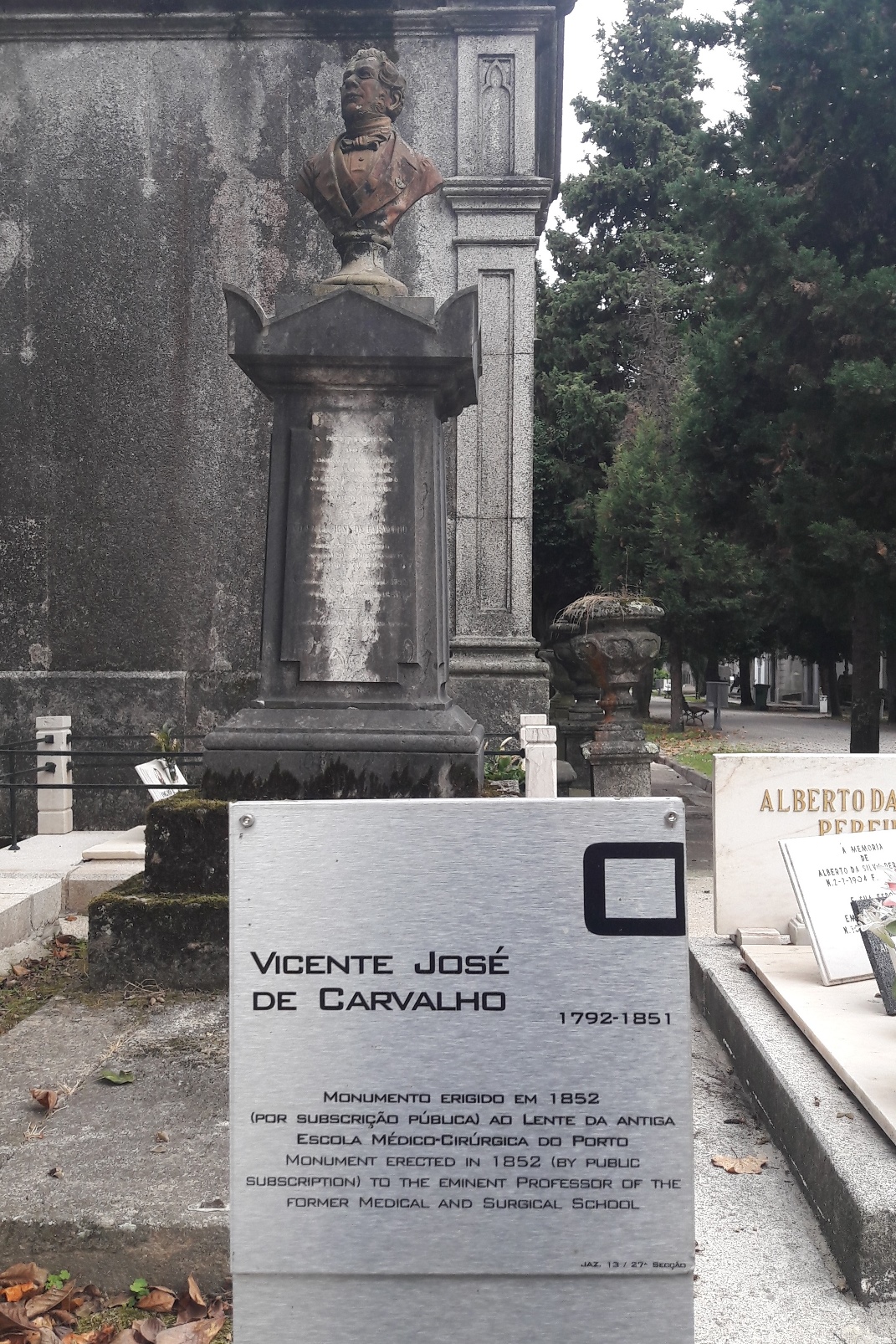 Vicente José de Carvalho's tomb, Porto (by Antonio Miguel Santos)(2).jpg